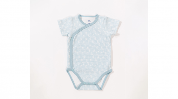 Ellis setje van 3 baby bodies van Eskimo.  Deze bodies houden je baby warm!  Ontdek deze leuke set van 3 bodies in natuurlijk katoen interlock.  Met korte mouwen, Gekruiste sluiting met drukknopen aan de voorkant en sluiting met 3 drukknopen aan het kruis