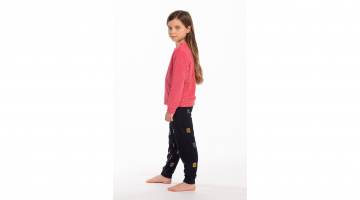 De KATO pyjama van Eskimo voor meisjes van 2 tot 12 jaar is gemaakt in een zachte badstof.  Het T-shirt heeft lange mouwen en ronde hals met schoudersluiting.  De broek is een recht model met elastische tailleband.  Er is een elastische aansluitende boord