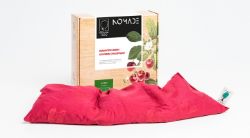 Kersepitje Jumbo by Nomade is een langwerpig en breed kersenpitkussen, gemaakt van 100% biologische katoen, met afmeting 23 x 55cm en is gevuld met ongeveer een kilo kersenpitten.  Je kan het opwarmen in de microgolf of afkoelen in de diepvries.  Om te on