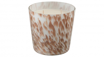 De J-Line Geurkaars Noa Neon Night Wit Goud Small heeft een prachtige elegante witte kleur met gouden vlekjes. Deze kwaliteitsvolle geurkaars staat met een brandtijd van 50 uur garant voor een langdurige heerlijke citrus-fruitige geur in huis.