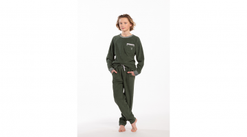 De Pyjama PAX van Eskimo in het olijfgroen is in Molleton fleece voor meer comfort, zachtheid en warmte.  Top met ronde hals, lange raglanmouwen en een borstzakje vooraan. Grijze boord aan de kol en de polsen, borstzakje met grijze afwerking.  Voor jongen