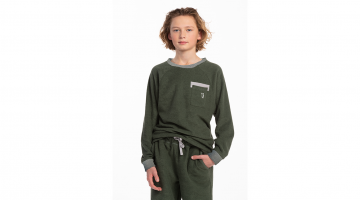 De Pyjama PAX van Eskimo in het olijfgroen is in Molleton fleece voor meer comfort, zachtheid en warmte.  Top met ronde hals, lange raglanmouwen en een borstzakje vooraan. Grijze boord aan de kol en de polsen, borstzakje met grijze afwerking.  Voor jongen