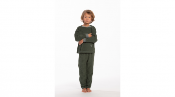 De Pyjama PAX van Eskimo in het olijfgroen is in Molleton fleece voor meer comfort, zachtheid en warmte.  Top met ronde hals en schoudersluiting, lange raglanmouwen en een grote zak midden vooraan. Grijze boord aan de kol en de polsen.  Voor jongens van 2