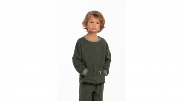 De Pyjama PAX van Eskimo in het olijfgroen is in Molleton fleece voor meer comfort, zachtheid en warmte.  Top met ronde hals en schoudersluiting, lange raglanmouwen en een grote zak midden vooraan. Grijze boord aan de kol en de polsen.  Voor jongens van 2