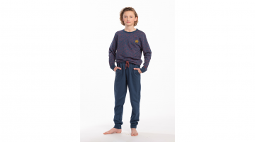 De bijzonder comfortabele pyjama Petrus van Eskimo met fleece voering voor heerlijk warme dromen.  Ideaal om in te slapen of als homewear.  Zowel de enkels als de polsen hebben een elastische effen marine boord.  De trui is in marine met een bordeaux prin