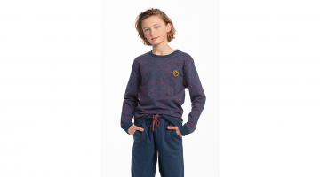 De bijzonder comfortabele pyjama Petrus van Eskimo met fleece voering voor heerlijk warme dromen.  Ideaal om in te slapen of als homewear.  Zowel de enkels als de polsen hebben een elastische effen marine boord.  De trui is in marine met een bordeaux prin