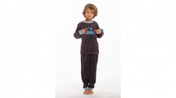 De fluwelen pyjama Pico van Eskimo is een droom van warmte en zachtheid.  Zeer comfortabel, ideaal om in te slapen of als homewear.  Zowel de enkels als de polsen hebben een elastische effen lichtblauwe boord.  De ronde hals is afgebiesd met lichtblauw en