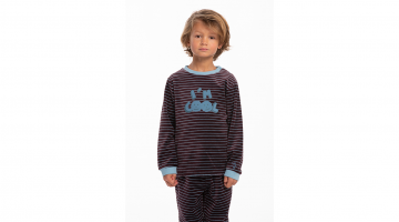 De fluwelen pyjama Pico van Eskimo is een droom van warmte en zachtheid.  Zeer comfortabel, ideaal om in te slapen of als homewear.  Zowel de enkels als de polsen hebben een elastische effen lichtblauwe boord.  De ronde hals is afgebiesd met lichtblauw en
