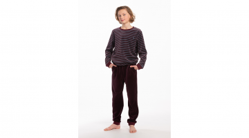 De fluwelen pyjama Pico van Eskimo is een droom van warmte en zachtheid.  Zeer comfortabel, ideaal om in te slapen of als homewear.  Zowel de enkels als de polsen hebben een elastische effen boord.  De trui is bordeaux met fijne lichtblauwe strepen, De br