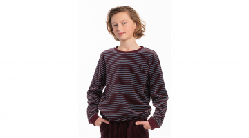 De fluwelen pyjama Pico van Eskimo is een droom van warmte en zachtheid.  Zeer comfortabel, ideaal om in te slapen of als homewear.  Zowel de enkels als de polsen hebben een elastische effen boord.  De trui is bordeaux met fijne lichtblauwe strepen, De br