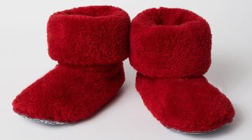 De super warme rode winterbotjes van Woody in een zachte teddystof.  Hoog model zodat je je pyjamabroek er kan instoppen. De Pantoffels zijn ideaal voor binnenshuis, tijdens de koude wintermaanden.  Warme voetjes de hele winter door!
