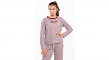 De SANNA pyjama van Eskimo voor meisjes van 10 tot 14 jaar is gemaakt in een zachte en soepele katoen jersey van hoge kwaliteit.  Het T-shirt heeft lange mouwen en ronde hals.  De broek is een los recht model met elastische tailleband en roze tunnelkoord.