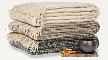 De heerlijk zachte plaids van Van Dyck zijn een must have! Home 95 is een zachte plaid met wafelstructuur in 2 mooie basiskleuren, antraciet en cream tan. Het is een geweven plaid met kleine ruitjes, in een wolblend en afgewerkt met franjes. Past perfect 