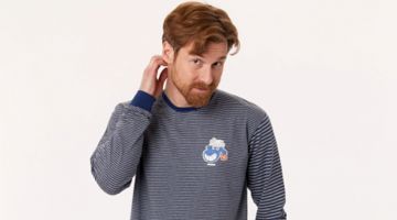 Woody Pyjama van soepel, rekbaar jersey katoen voor heren. De T-shirt met lange mouwen en ronde hals heeft fijne streepjes in donkerblauw en grijs, en een kleine print van het Woody schaap met een speelse grijns op zijn gezicht. Wedden dat je er zelf ook