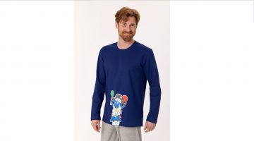 Woody unisex Pyjama van soepel, rekbaar jersey katoen. De donkerblauwe T-shirt met lange mouwen en ronde hals heeft een grote print vooraan van 2 Woody schapen met piratenhoed, en achteraan kleine piratenhoed print. Dit wordt gecombineerd met een effen g