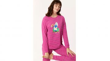 Dames pyjama van soepel, rekbaar katoen, volledig gestreept in Fuchsia en wit . Het is een meer aansluitend model, met lange mouwen en lange broek, maar heeft een aangename en comfortabele pasvorm door de stretchkatoen. Het Woody schaap speelt een echte d