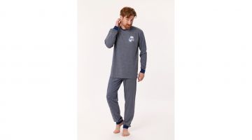 Woody Pyjama van soepel, rekbaar jersey katoen voor heren. De T-shirt met lange mouwen en ronde hals heeft fijne streepjes in donkerblauw en grijs, en een kleine print van het Woody schaap met een speelse grijns op zijn gezicht. Wedden dat je er zelf ook
