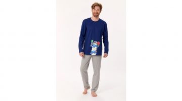 Woody unisex Pyjama van soepel, rekbaar jersey katoen. De donkerblauwe T-shirt met lange mouwen en ronde hals heeft een grote print vooraan van 2 Woody schapen met piratenhoed, en achteraan kleine piratenhoed print. Dit wordt gecombineerd met een effen g