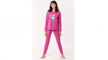 Dames pyjama van soepel, rekbaar katoen, volledig gestreept in Fuchsia en wit . Het is een meer aansluitend model, met lange mouwen en lange broek, maar heeft een aangename en comfortabele pasvorm door de stretchkatoen. Het Woody schaap speelt een echte d