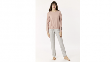 Dames Pyjama in een zachte katoen 'Day Dreamer' en 'Night Thinker'. De T-shirt met lange mouwen is een loszittend model, met een elastiek onderaan, en heeft een boothals. Op beide armen staat tekst, en op de rug ook. De broek is een recht model in het