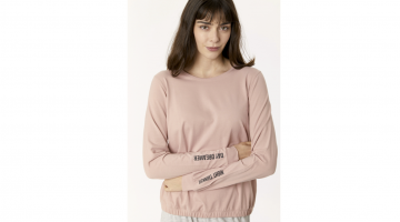 Dames Pyjama in een zachte katoen 'Day Dreamer' en 'Night Thinker'. De T-shirt met lange mouwen is een loszittend model, met een elastiek onderaan, en heeft een boothals. Op beide armen staat tekst, en op de rug ook. De broek is een recht model in het
