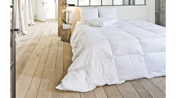 Het Sleepy® Golden Nights donsdeken is een comfortabel donsdeken van 90% witte dons. Dat wil zeggen dat het donsdeken voor 90% uit zachte donsvlokken bestaat en voor slechts 10% uit kleine veertjes. Hierdoor voelt het donsdeken licht en comfortabel aan, m