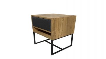 De Nachttafel Trinity van Nomade is een houten nachtkastje (MDF) met een push-open lade, dat bekleed is met dezelfde stof die u voor uw boxspring kan kiezen.  De zwarte metalen poten geven het een tijdloos, design.  Onder de lade is een open vak om uw boe