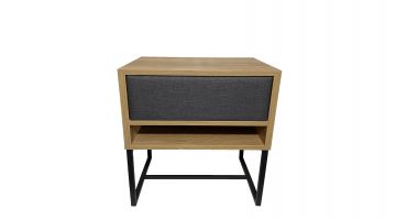 De Nachttafel Trinity van Nomade is een houten nachtkastje (MDF) met een push-open lade, dat bekleed is met dezelfde stof die u voor uw boxspring kan kiezen.  De zwarte metalen poten geven het een tijdloos, design.  Onder de lade is een open vak om uw boe